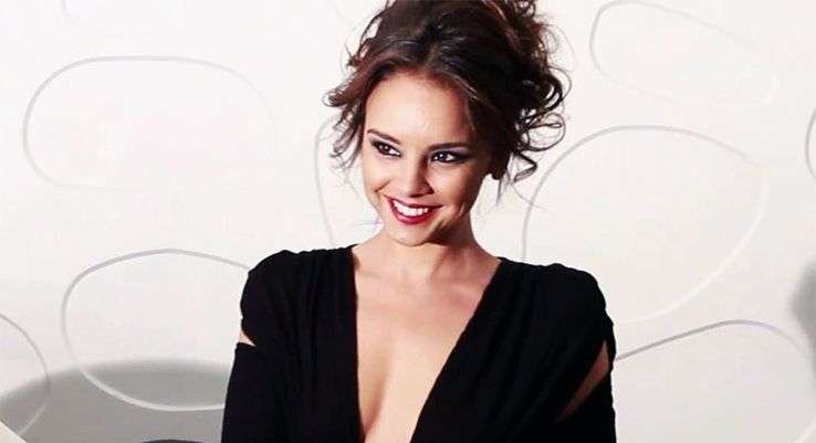 Chenoa se mantiene en forma sin salir de su casa