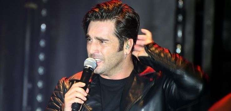 David Bustamante termina antes de tiempo su concierto en Elche tras recibir dos pedradas