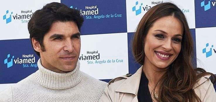 Eva González y Cayetano Rivera presentan a su hijo a la salida del hospital