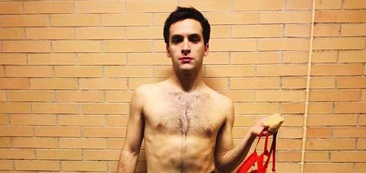 Ricardo Gómez se lo quita todo y posa en tanga con tacones