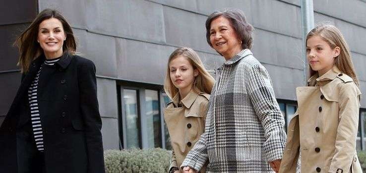 La princesa Leonor y la infanta Sofía visitan a su abuelo de la mano de la reina Sofía