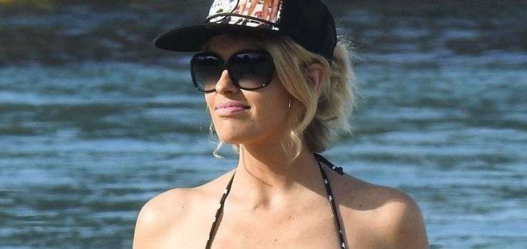 Fotos: Adriana Abenia presume de tripita en las playas de Ibiza