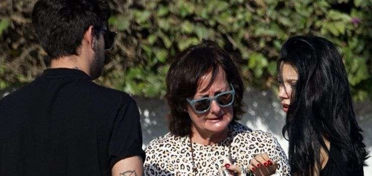 Alejanda Rubio con su novio y su suegra en Málaga