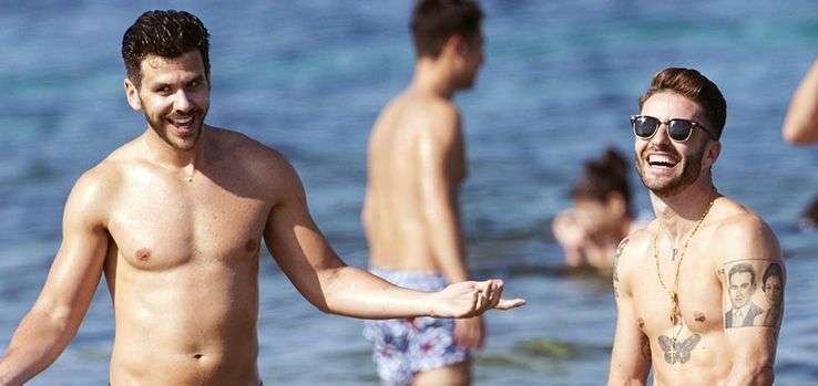 Pelayo Díaz y Andy McDougall disfrutan de las playas de Ibiza antes de casarse