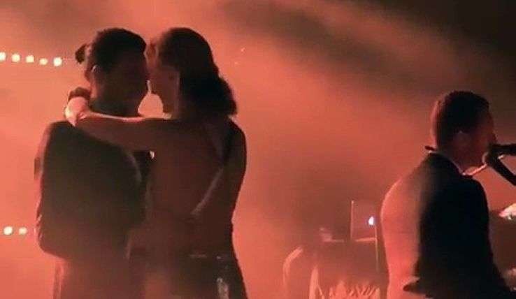 Chris Martin sorprende en el fiestón de Marta Ortega y Carlos Torretta