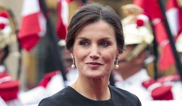 Letizia triunfa en Perú con su look de estreno de más de 4.000 euros