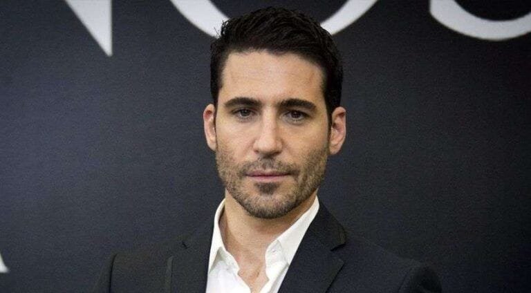 Miguel Ángel Silvestre reaparece en público tras la muerte de su padre