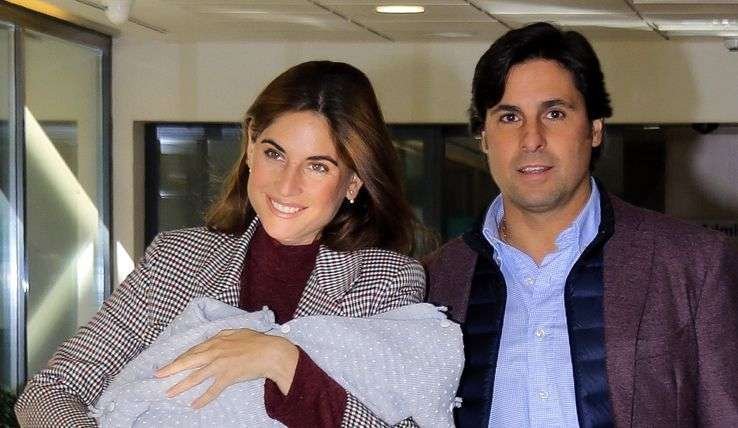 Fran Rivera y Lourdes Montes presentan a su hijo Francisco a la salida del hospital