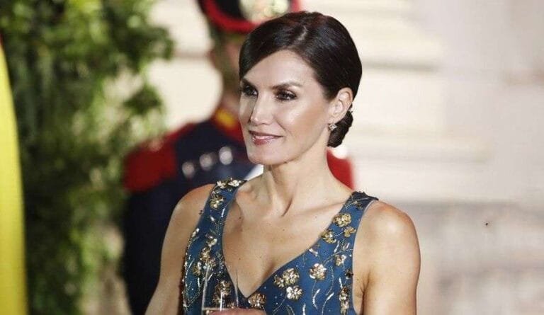 La reina Letizia deslumbra en Argentina con un espectacular vestido de flores