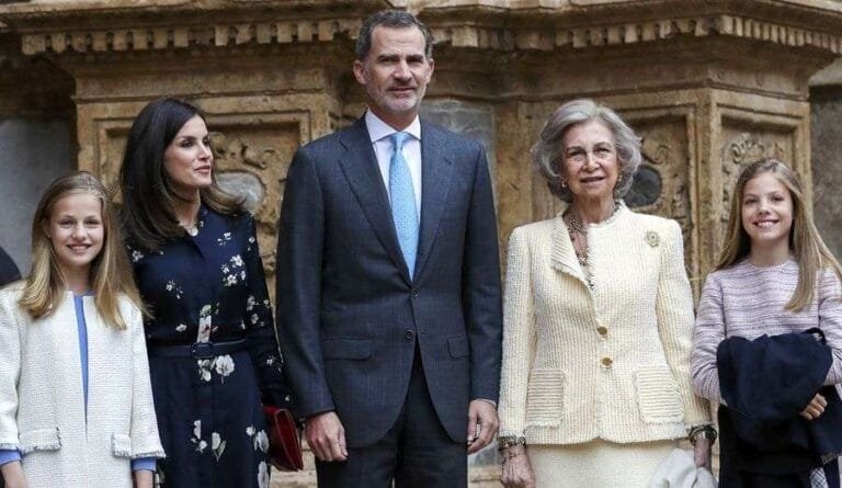Letizia y Sofía posan separadas en la tradicional misa de Pascua