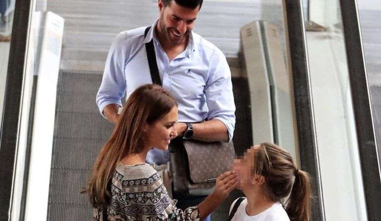 Paula Echevarría y Miguel Torres ponen rumbo a Málaga con Daniella como una familia feliz