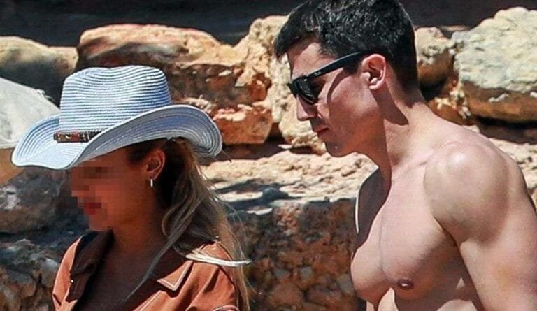 Álex González presume de cuerpazo en las playas de Ibiza