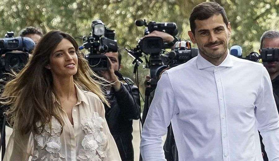 Iker Casillas abandona el hospital arropado por su mujer, Sara Carbonero