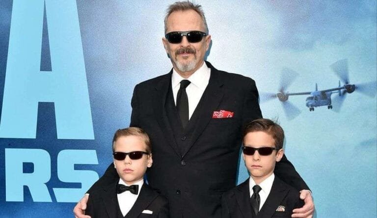 Miguel Bosé y sus dos hijos posan en falda en su primera aparición pública