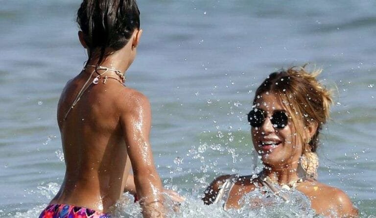 Elena Tablada disfruta de sus vacaciones junto a su hija en Ibiza