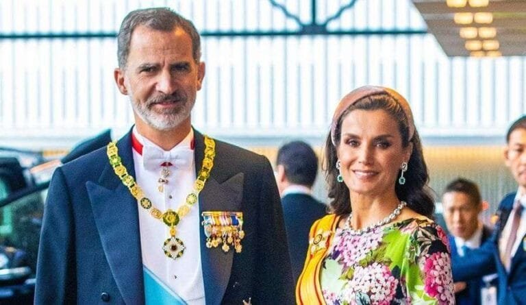 Letizia deslumbra en Japón con un look de flores y diadema