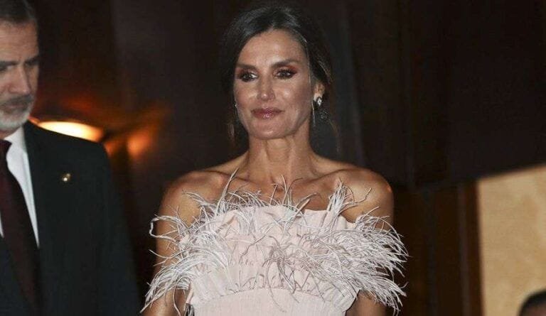 Doña Letizia soprende con un look de plumas en el concierto de los Premios Princesa de Asturias