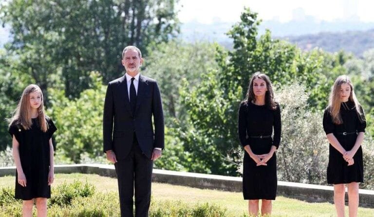 Los Reyes y sus hijas guardan un minuto de silencio en memoria de los fallecidos por el Covid-19