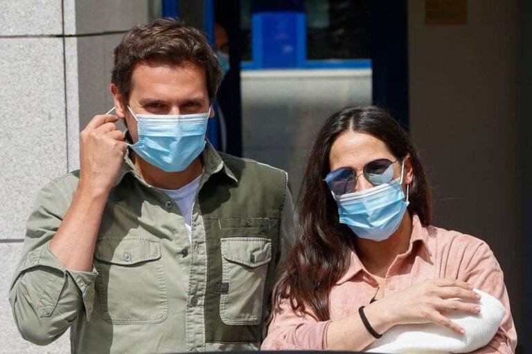 Malú y Albert Rivera salen del hospital con su hija