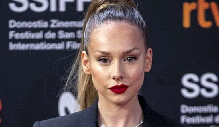 Ester Expósito, más sensual y elegante que nunca en la alfombra roja de la clausura del Festival de Cine de San Sebastián