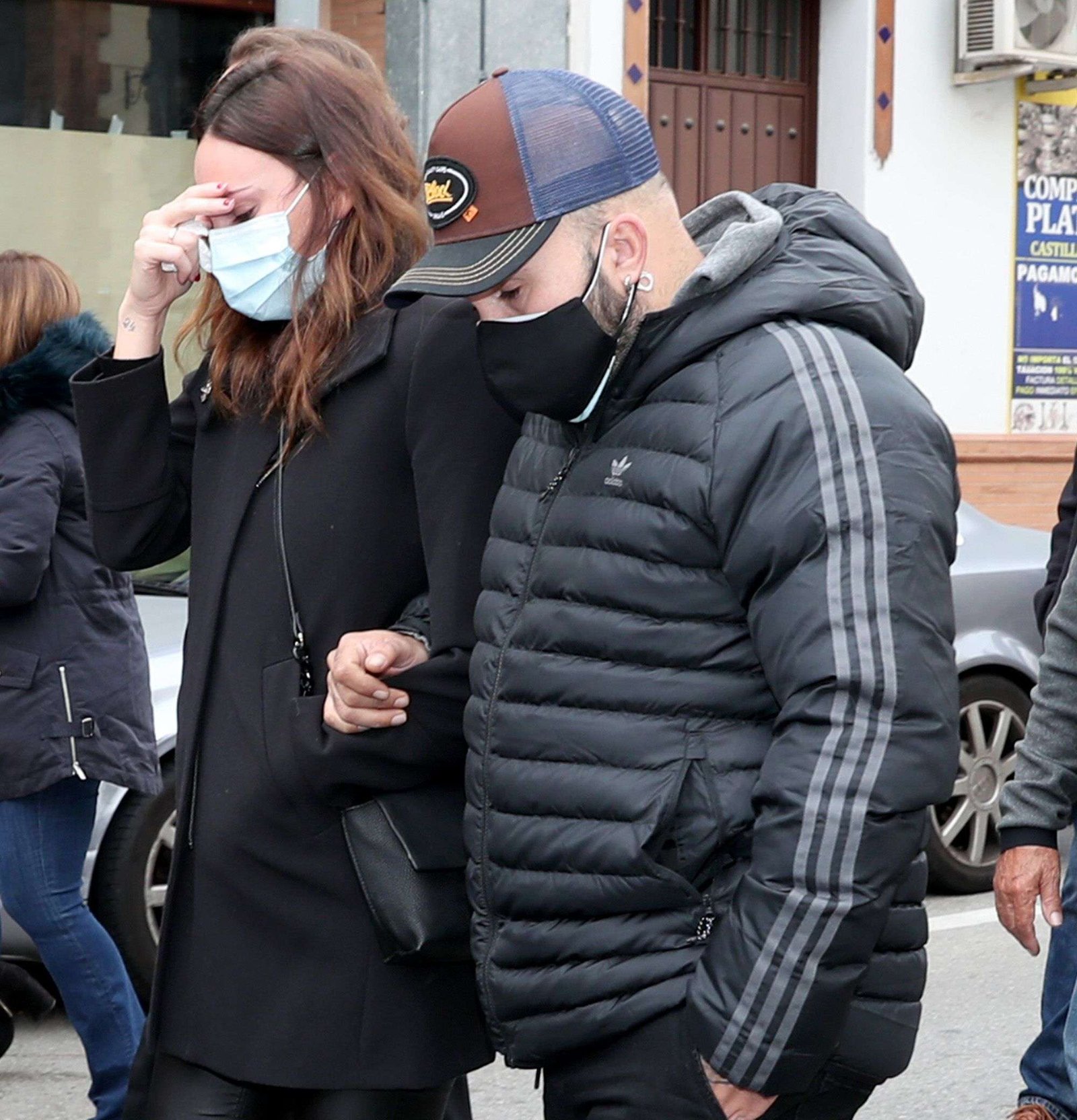 irene-rosales-entierro-padre-kiko-rivera-2 Irene Rosales y Kiko Rivera, destrozados en el entierro del padre de ella