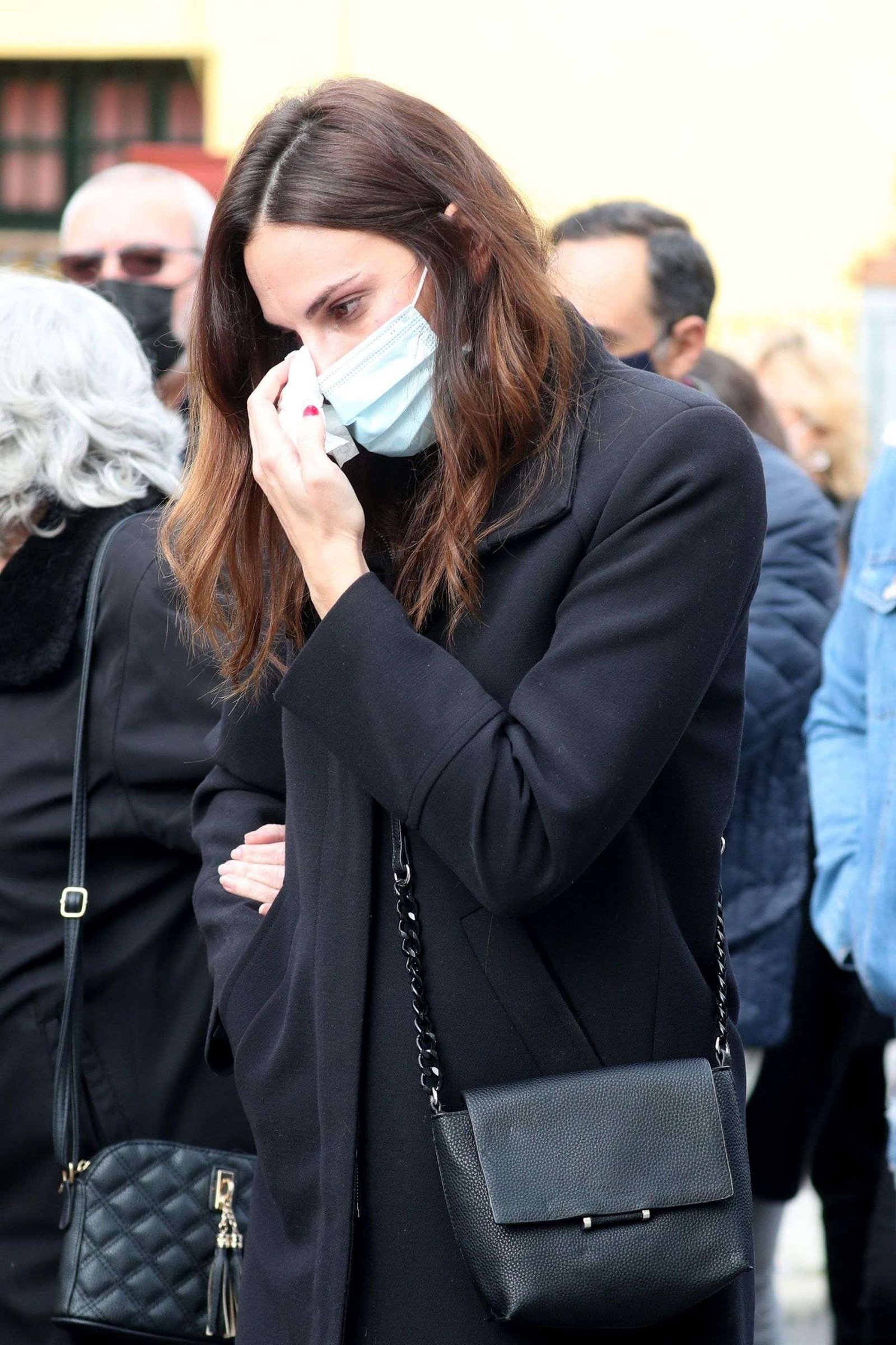 irene-rosales-entierro-padre-kiko-rivera-3-scaled-1 Irene Rosales y Kiko Rivera, destrozados en el entierro del padre de ella