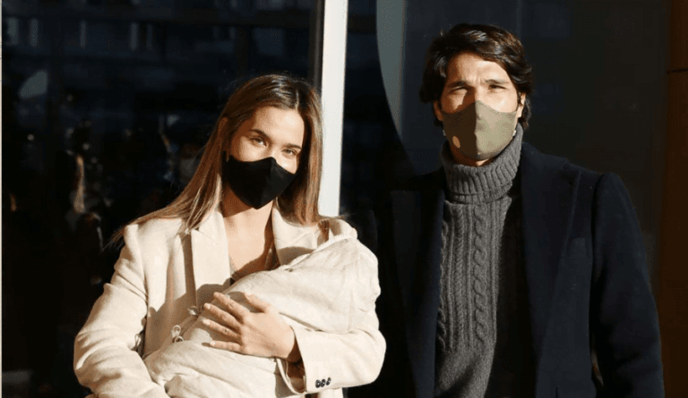 Así ha sido la salida del hospital de María Pombo junto a su pequeño Martín