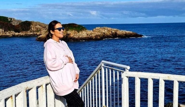 La preciosa postal navideña de Paula Echevarría embarazada de seis meses desde Asturias