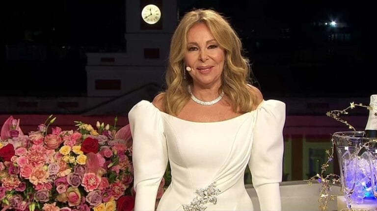 Ana Obregón deslumbra con su look en las Campanadas 2021 y le hace un guiño a su hijo