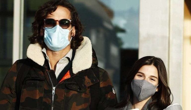 Feliciano López y Sandra Gago salen del hospital con su hijo