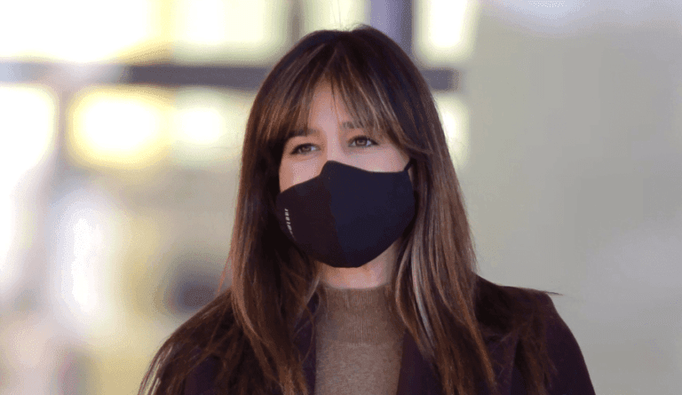 Isabel Jiménez presenta a su hijo dos días después de dar a luz