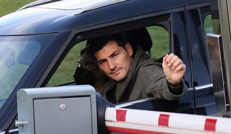 La cara de preocupación de Iker Casillas al llegar al hospital donde se encuentra ingresada Sara Carbonero