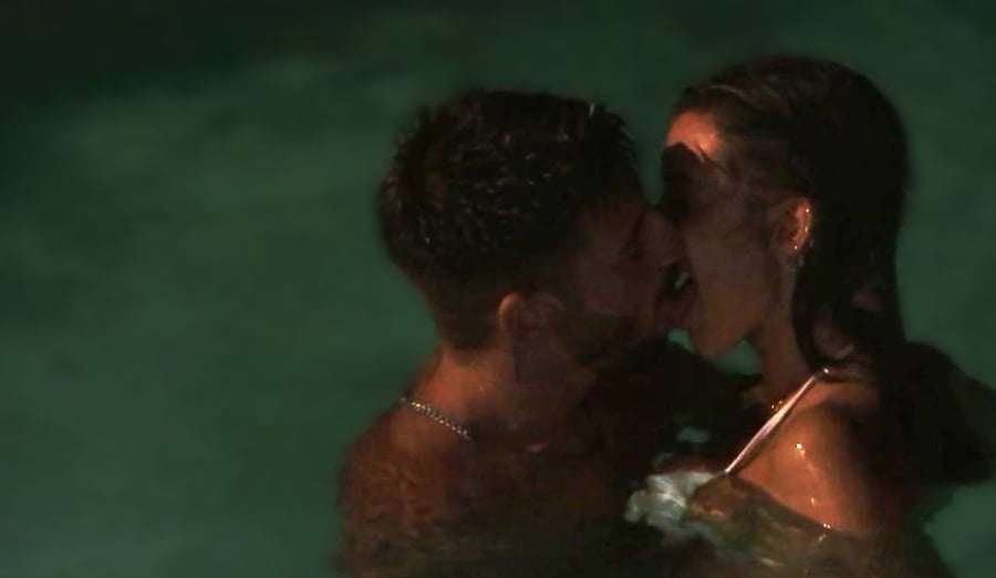 Marina e Isaac se besan en la piscina en 'La isla de las tentaciones'