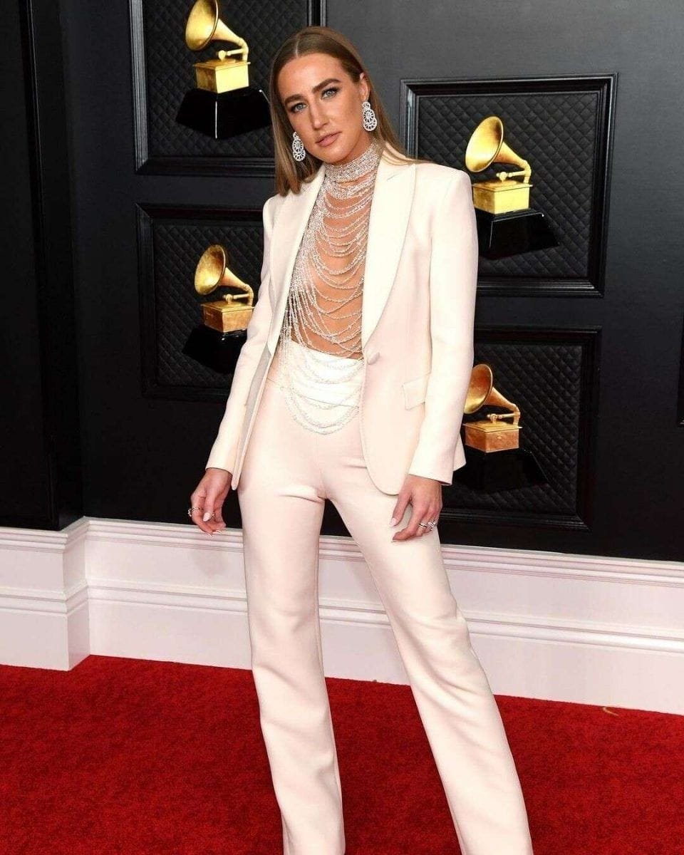 mejor-vestidas-alfombra-roja-premios-grammy-2021-6-scaled Las mejor vestidas de la alfombra roja de los Premios Grammy 2021