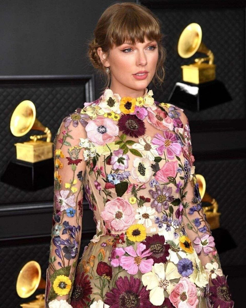 mejor-vestidas-alfombra-roja-premios-grammy-2021-7-scaled Las mejor vestidas de la alfombra roja de los Premios Grammy 2021