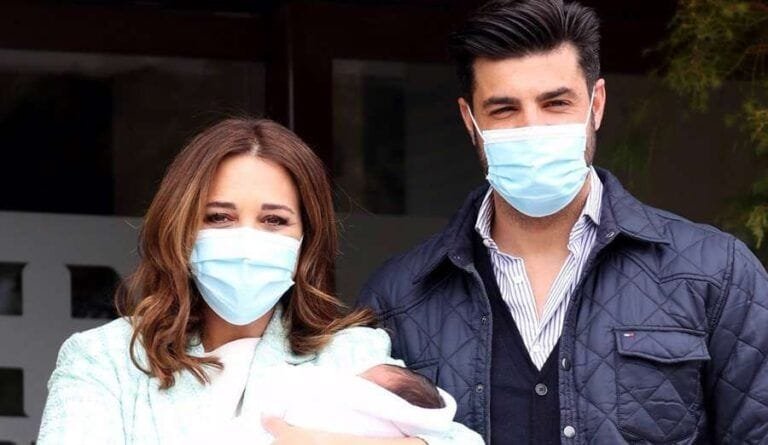 Paula Echevarría y Miguel Torres presentan a su hijo a la salida del hospital