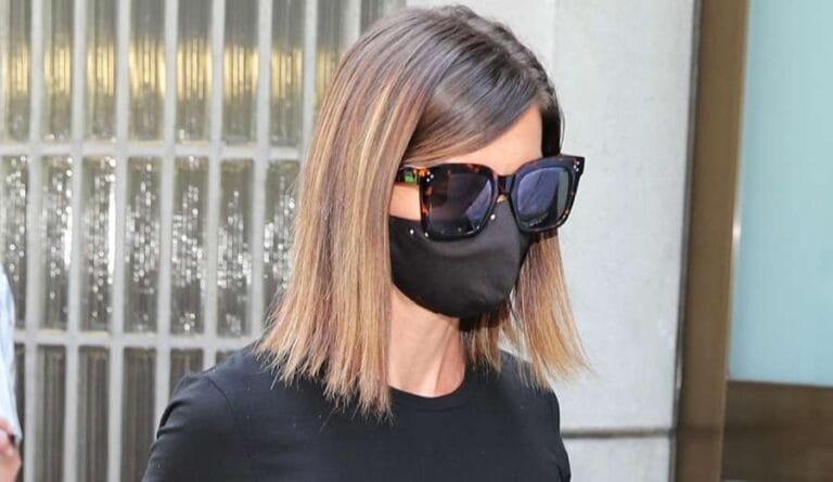 La hija de Mila Ximénez, Alba Santana, y su familia abatida en la capilla ardiente