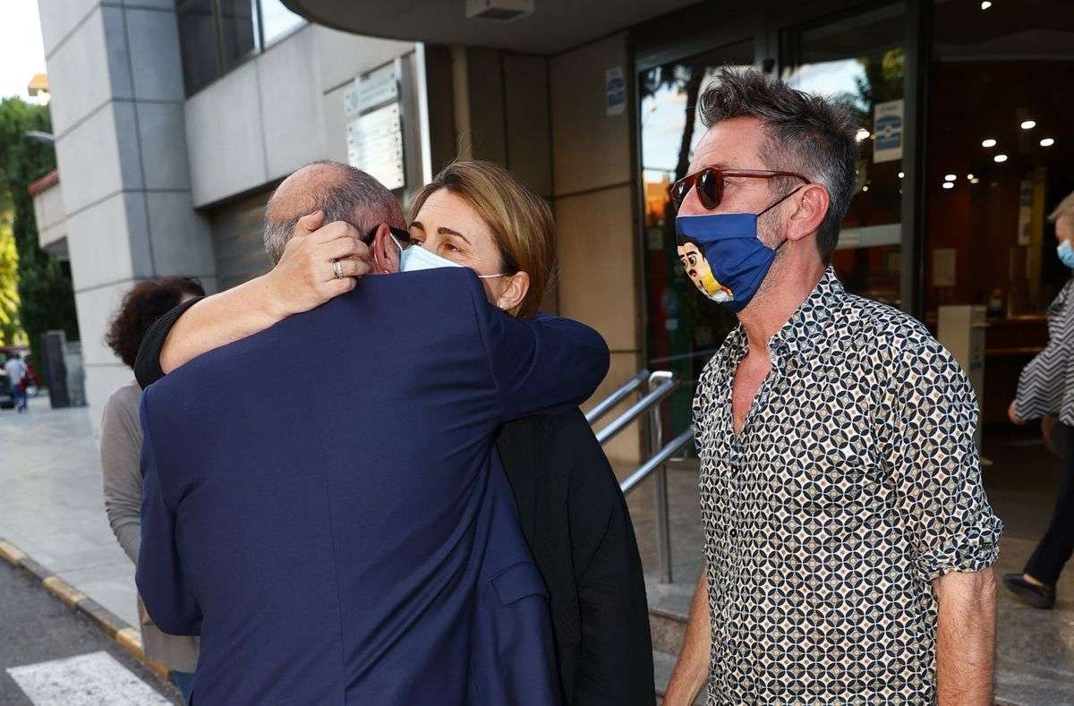 Los compañeros de 'Sálvame' y amigos de Mila Ximénez le dan su último adiós en el tanatorio