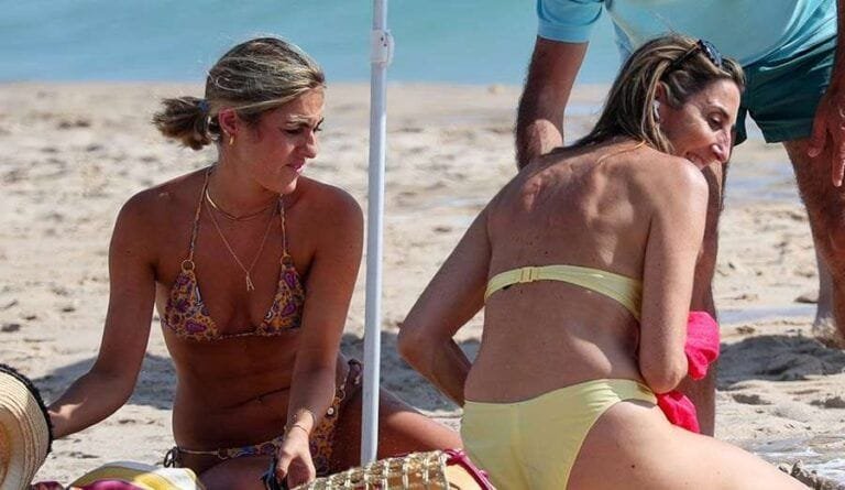 Paz Padilla y su hija Ana Ferrer disfrutan de un día de sol y playa