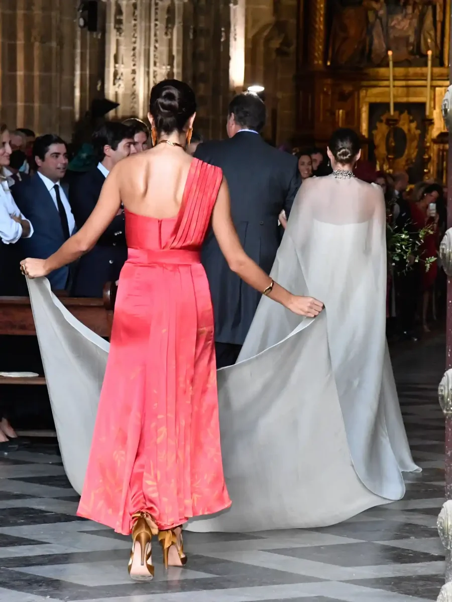 616449178_210518883_1280x1706-scaled El espectacular vestido de novia con perlas y gargantilla de diamantes de Claudia Osborne