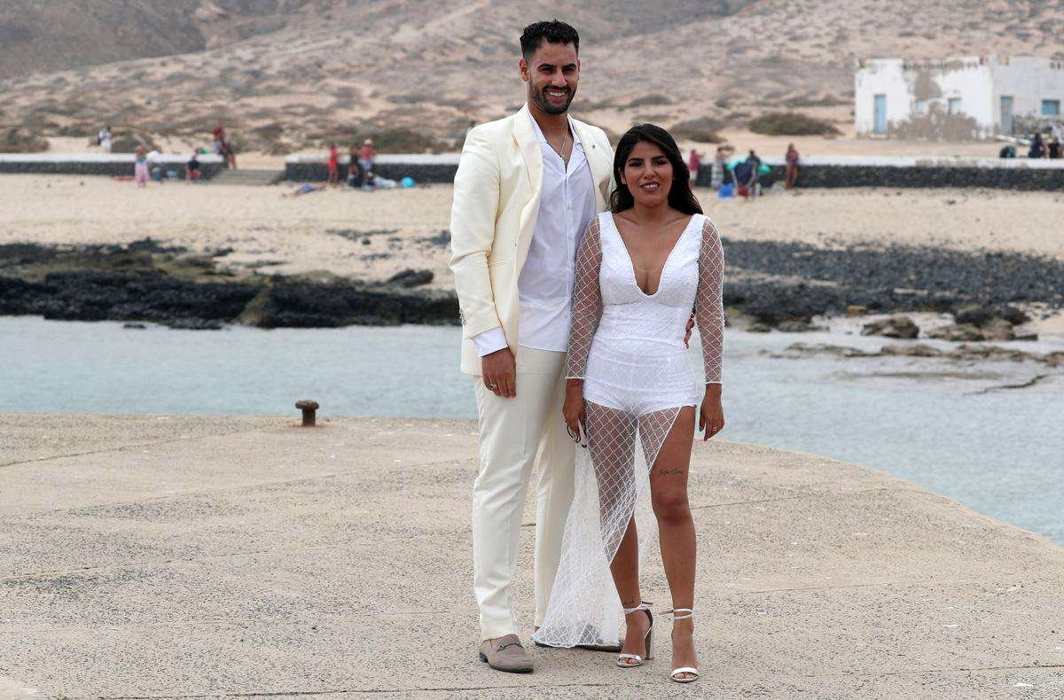 Isa Pantoja y Asraf en la boda de Anabel Pantoja y Omar Sánchez en La Graciosa