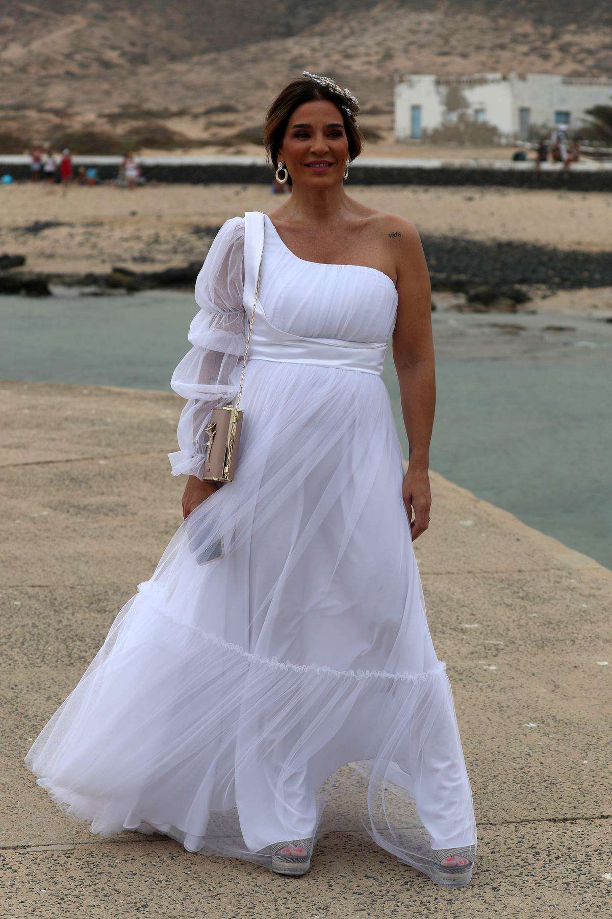 Raquel Bollo en la boda de Anabel Pantoja y Omar Sánchez en La Graciosa
