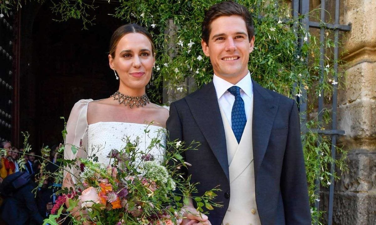 salida-claudia-osborne-casada-scaled El espectacular vestido de novia con perlas y gargantilla de diamantes de Claudia Osborne