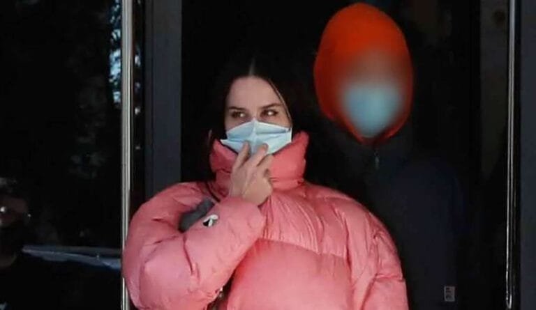 María Forqué, la hija de Verónica Forqué, acude con la policía a la casa de su madre tras su suicidio