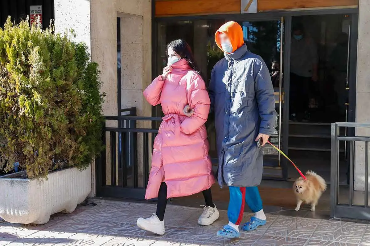 María Forqué, la hija de Verónica Forqué, acude con la policía a la casa de su madre tras su suicidio