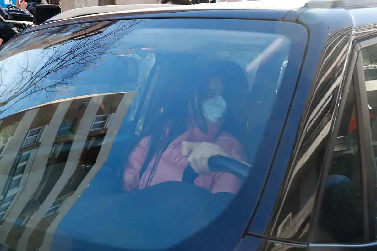 María Forqué, la hija de Verónica Forqué, acude con la policía a la casa de su madre tras su suicidio