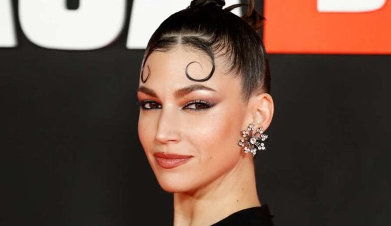 Úrsula Corberó impacta con su original peinado en la alfombra roja