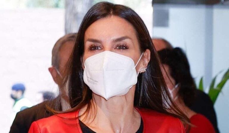 La Reina Letizia consigue un look perfecto ‘rescatando’ una de las chaquetas más icónicas de su vestidor