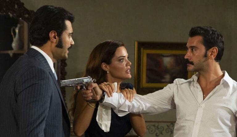 Avance ‘Tierra Amarga’: Demir regresa a la mansión y descubre que Züleyha confesó a Yilmaz que Adnan es su hijo