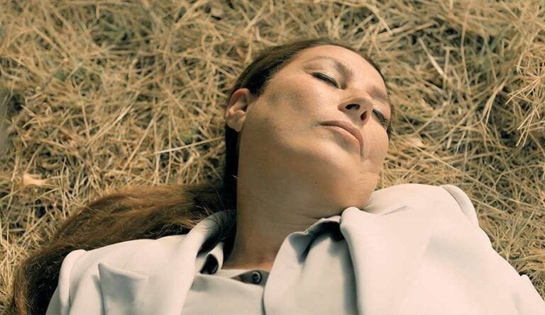 Avance ‘Tierra Amarga’: Hünkar yace en el suelo tras el brutal ataque de Behice, ¿está muerta?